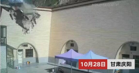 甘肃载30人大巴坠入农家院,现场到底发生了什么?