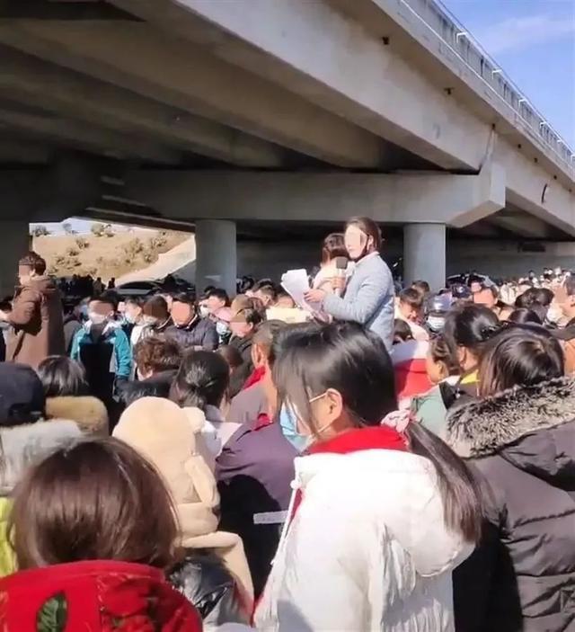 徐州一相亲大会“5女相100男” 现场男士排起长长队伍