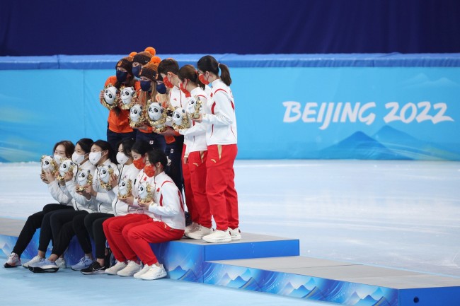 冰墩墩到手！五位中国姑娘登冬奥领奖台