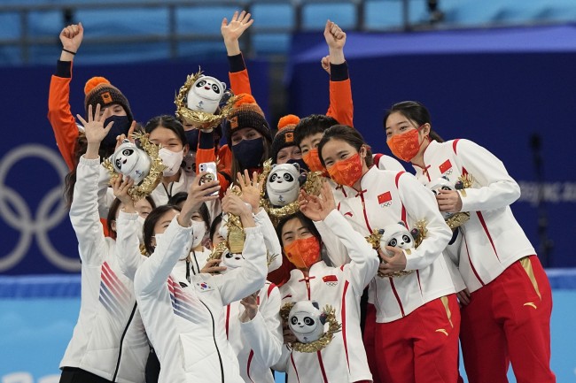 冰墩墩到手！五位中国姑娘登冬奥领奖台