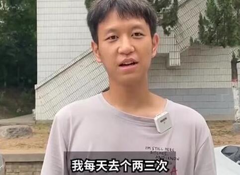 男生1年去图书馆732次被校长致辞