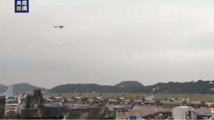 歼20垂直拉升直插云海