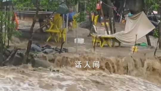广西上林突发山洪 游客慌忙逃离