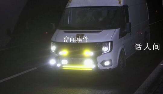 19辆货车高速飙车时速超140公里