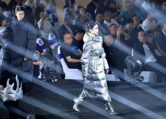 月薪2万,舍不得买波司登