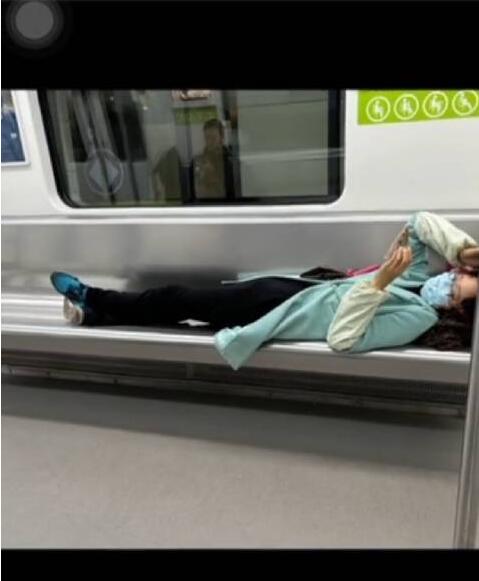 女子横躺玩手机 小伙&ldquo;地铁盖被&rdquo;