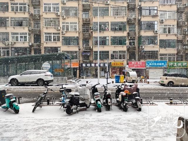 合肥雪天路滑，道路上有车辆追尾