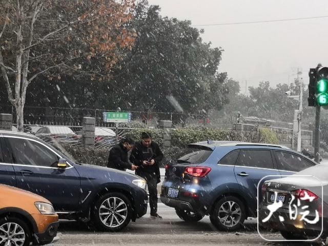 合肥雪天路滑，道路上有车辆追尾