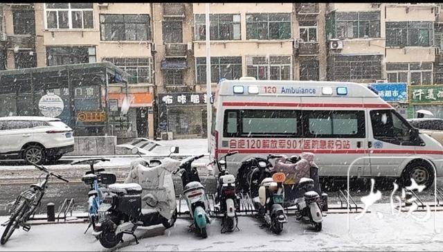 合肥雪天路滑，道路上有车辆追尾