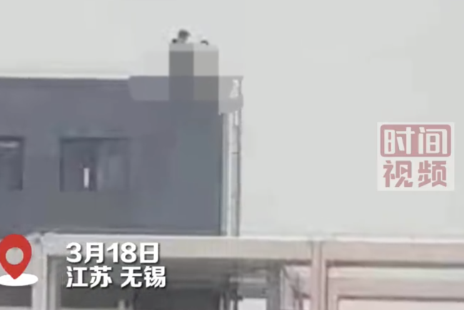 警方辟谣女子天台上偷情时坠楼身亡
