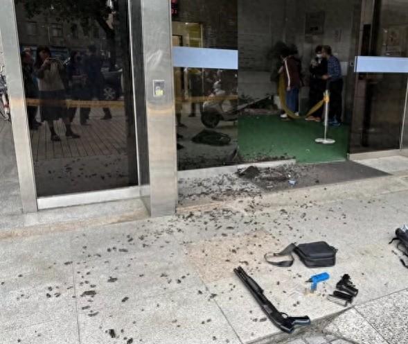 台男子因不满绿营“抗中”持霰弹枪朝“数位发展部”大门开枪泄愤