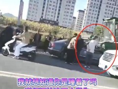 内蒙古一小车撞上收割机 有人遇难 学生遭遇悲剧