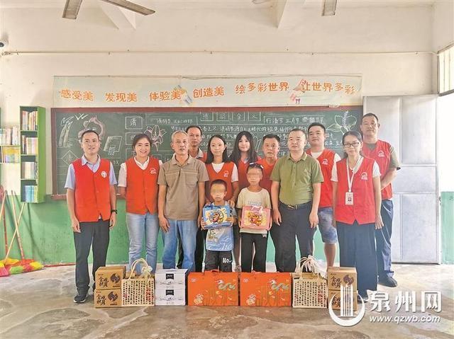 一所乡村小学只有2名学生2位老师 爱与坚守在大山深处