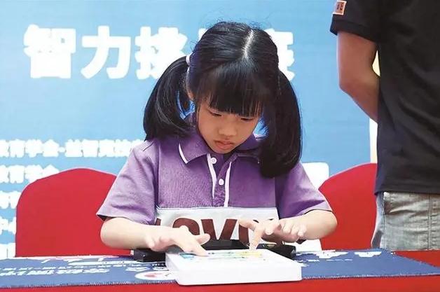7岁女孩不到1秒破世界纪录