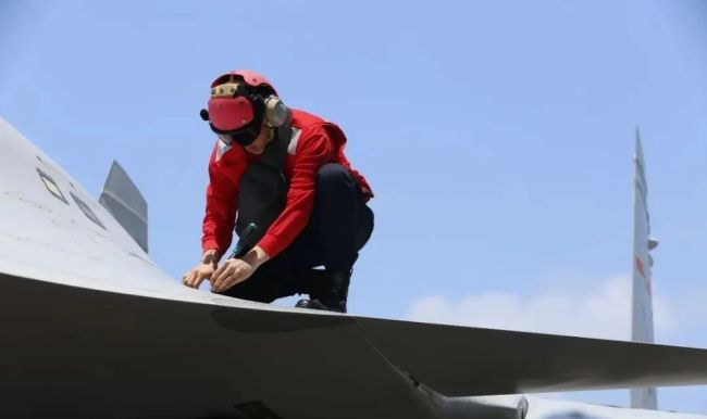 他是辽宁舰首个穿黄色识别服的00后 驾驭