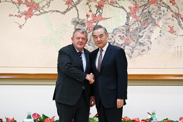 王毅：中方已决定对塞浦路斯公民试行免签政策