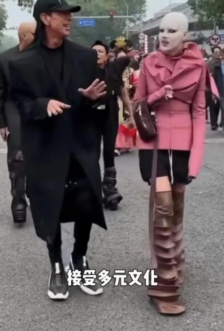 美国设计师因着装问题被劝离故宫