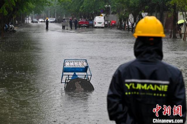 强降雨致海口街道严重积水