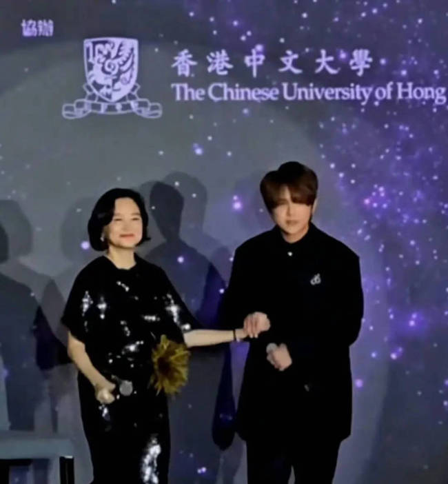 林青霞姜涛牵手出席活动 两代顶流梦幻联动