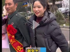 总是知道:丈夫参军18年退伍妻子热情迎接 军嫂深情支持感动众人!(图）