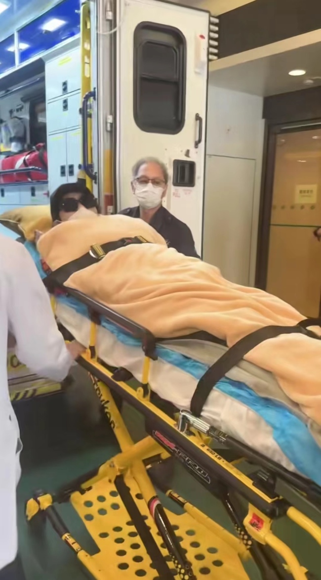 向佐回应向太《一路繁花》争议 骨折未愈仍坚持录制