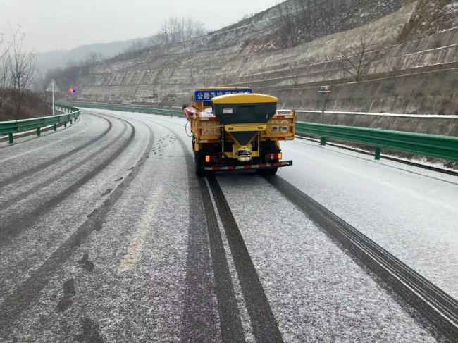 陕西交通运输部门硬核除雪 全力保障道路畅通