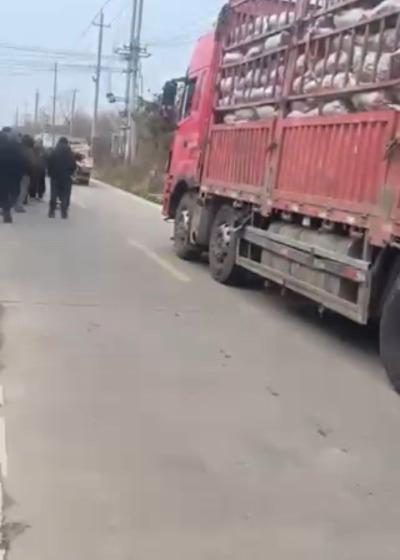 村干部回应女子送货被要5000