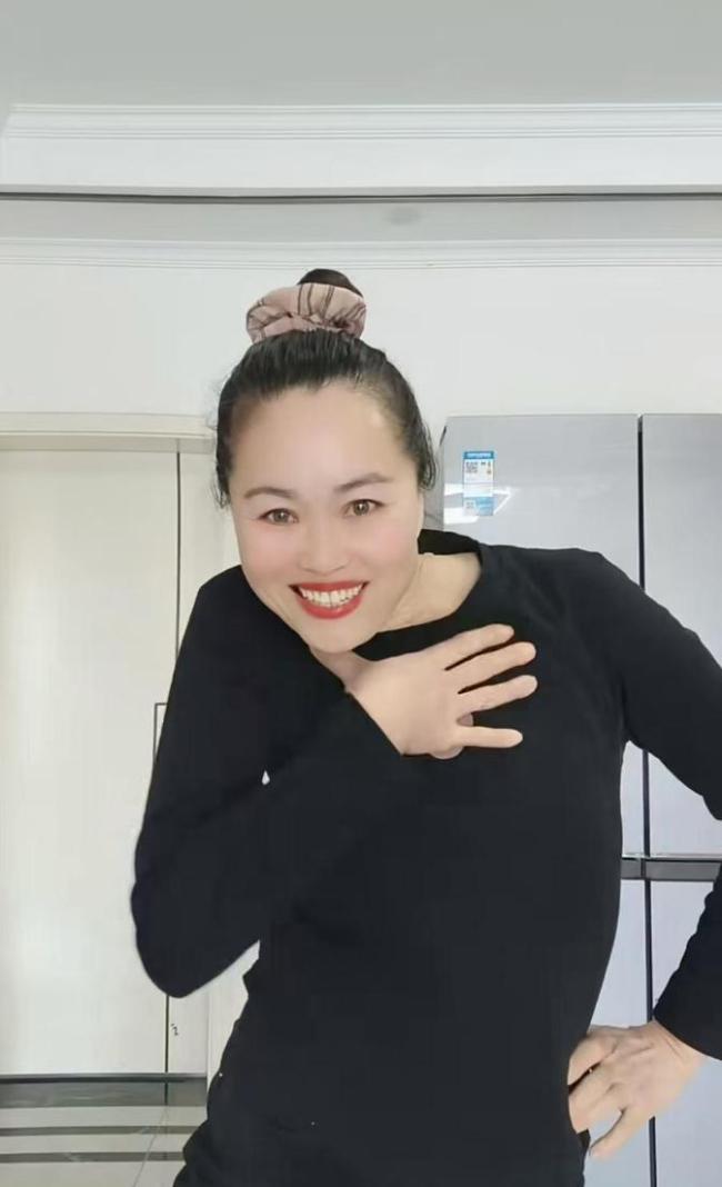 50岁阿姨在张艺兴演唱会热舞走红 年龄不是问题