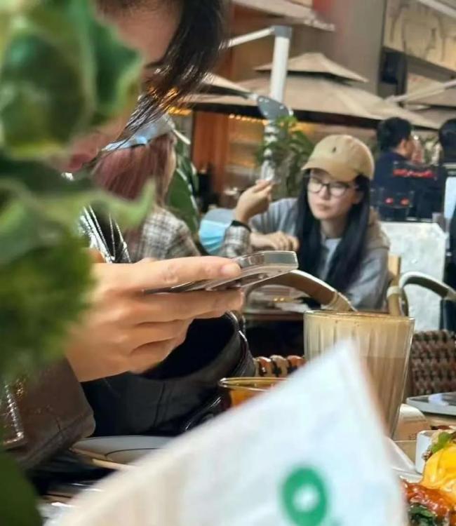 网友在澳门偶遇乔欣与赖柏霖 甜蜜互动引热议