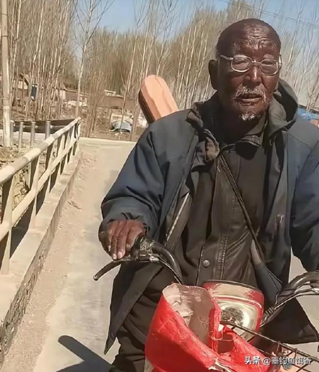 男生偶遇三个晒成“非洲人”的大爷 钓鱼界的“黑色幽默”