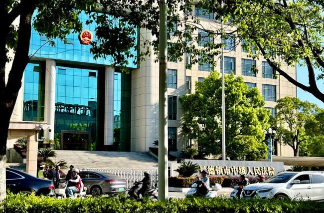 1家3口被撞案肇事者态度恶劣 庭审持续4小时择期宣判
