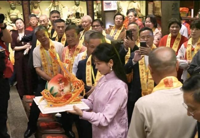 刘涛展示福州传统妆束技艺三条簪