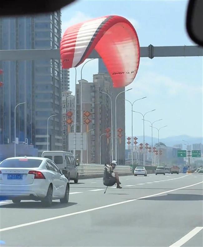 南昌一女子乘降落伞空降桥面