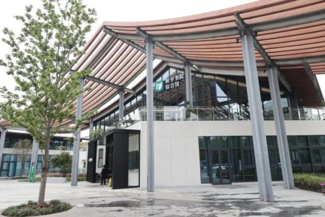 24小时图书馆门前广场舞噪音严重 阅读环境受扰