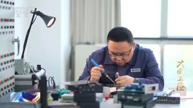 欧洲大停电 中国一电工意外红了