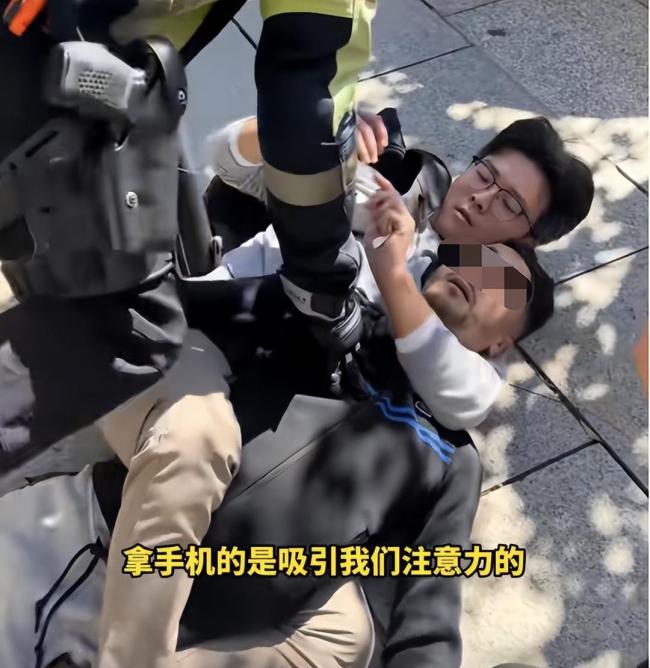 中国小伙西班牙裸绞擒贼 对方抹泪 勇敢行为获点赞