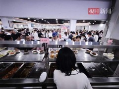 终于了解荣昌政府食堂大厨手都炒麻了 游客蜂拥而至