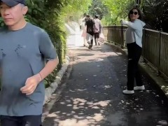62岁梁朝伟被偶遇 头发花白小腹凸起 这是什么场面？