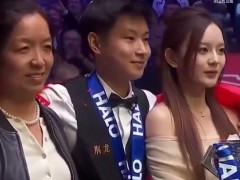 赵心童邀请女朋友上台 究竟咋梗？