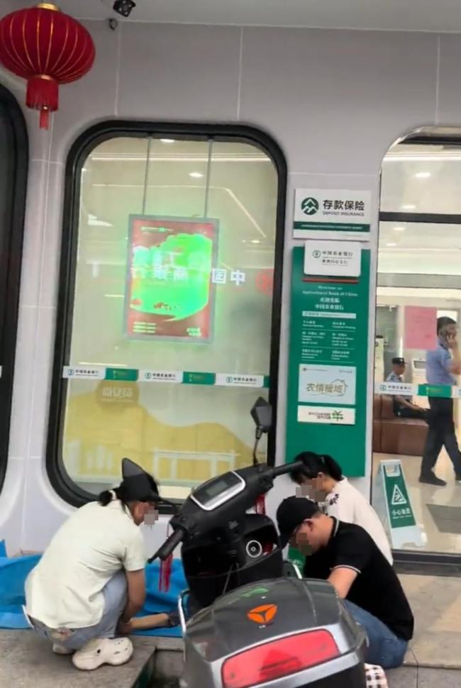 网友质疑老人取款身亡系碰瓷