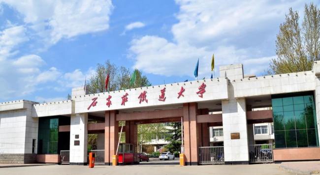 校方回应学生直播疑遭学院书记殴打 双方各执一词
