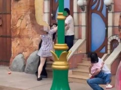 终于了解媒体评游客因小孩进入拍摄画面打架 迪士尼冲突引热议