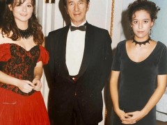 终于了解“赌王”孙女街头摆摊当小贩 千亿孙女的别样生活