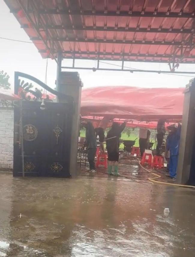 广东一对新人坚持台风天结婚 风雨无阻的爱情见证