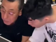 终于了解脑瘫男孩考601分全家激动相拥 坚持成就梦想