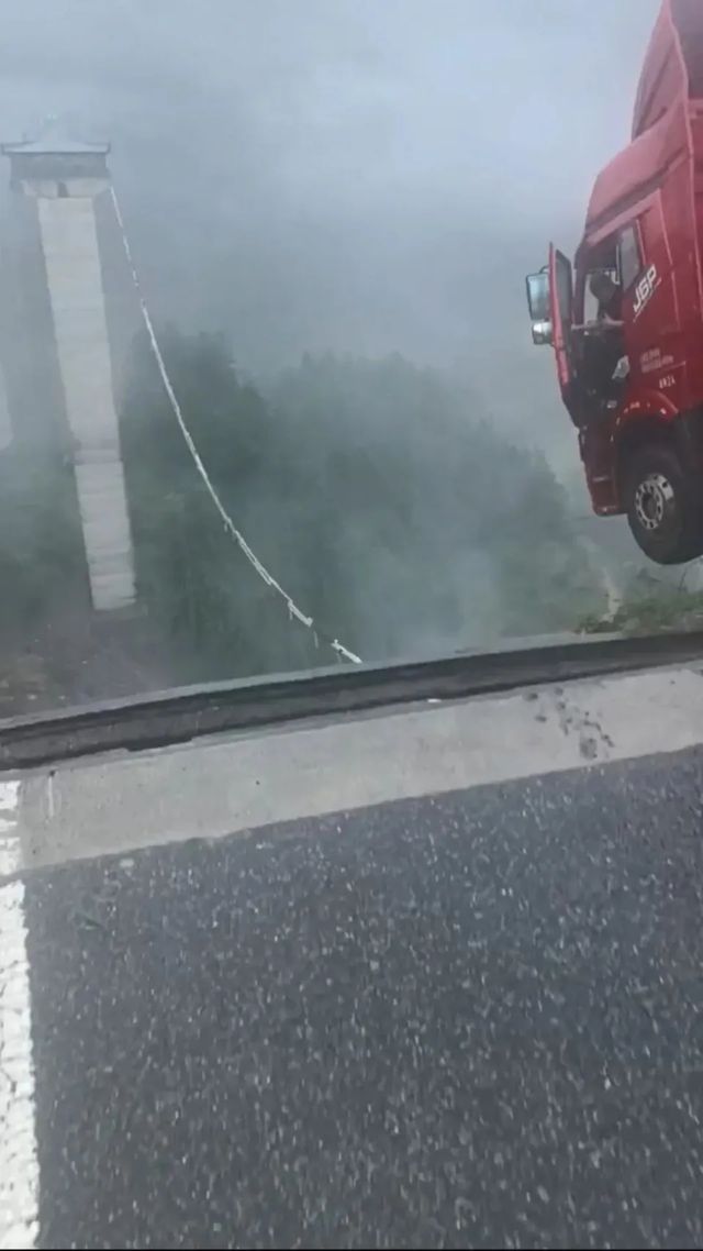 村民拍下贵州垮塌大桥事发瞬间