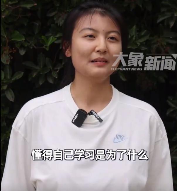 女生724分数学满分爸爸激动尖叫 查分名场面触动人心