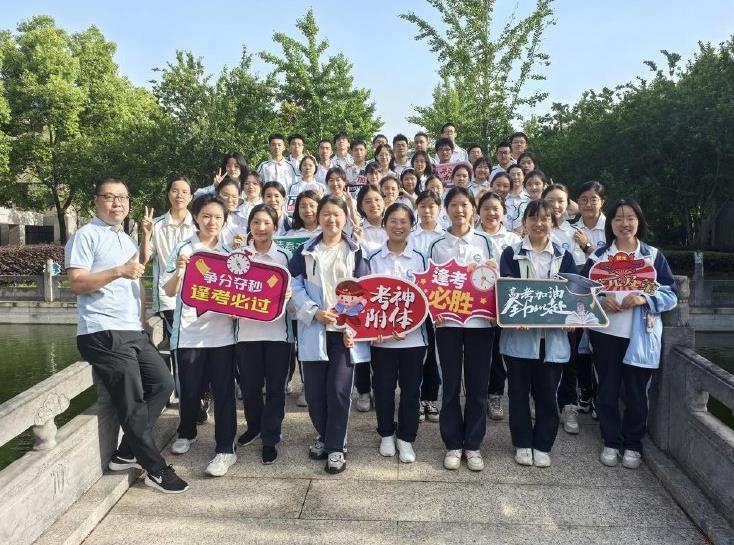 全班45人43人超600分