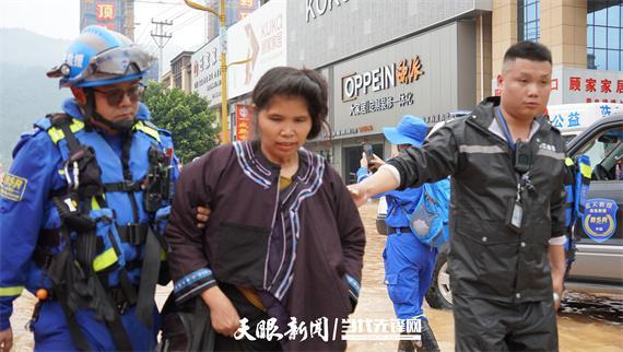 洪水救援中的温暖画面 生命守护的温度