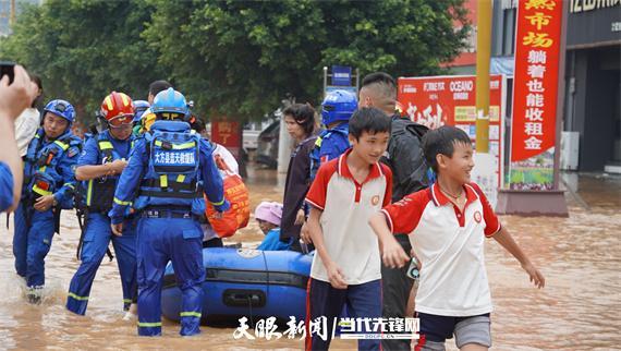 洪水救援中的温暖画面